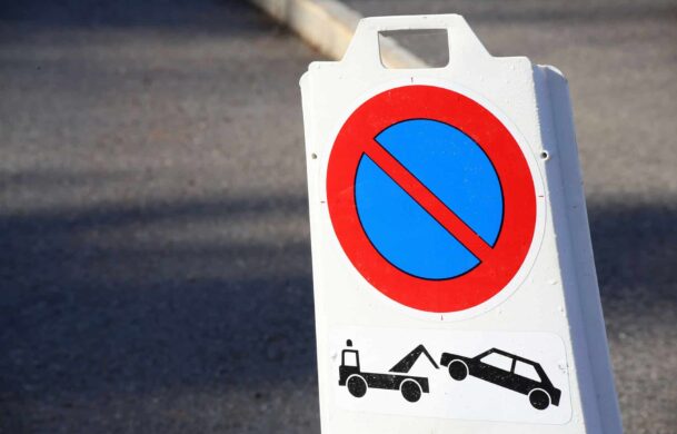 La pose de panneaux d’interdiction de stationner est une étape capitale pour les déménagements